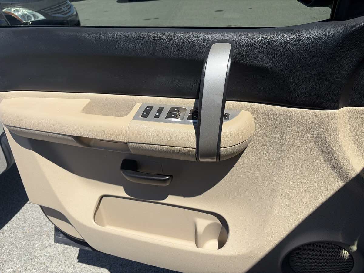 Used 2009 Chevrolet Silverado 1500 LT w/ Regional Value Package RWD image 9