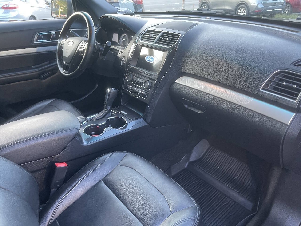 Used 2017 Ford Explorer XLT w/ Equipment Group 202A AWD/4WD image 26