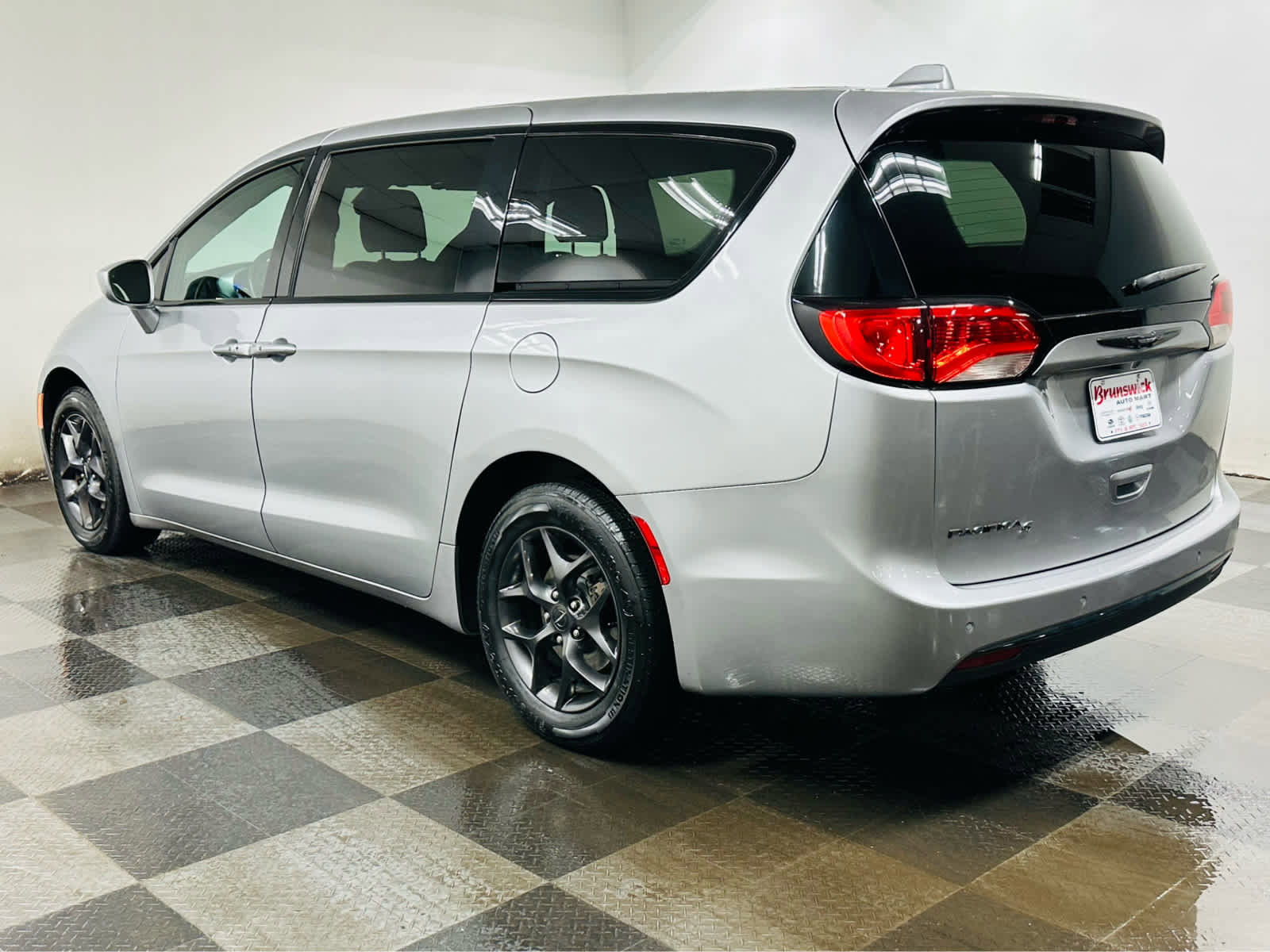 Used 2018 Chrysler Pacifica Touring Plus w/ S Appearance Package image 4
