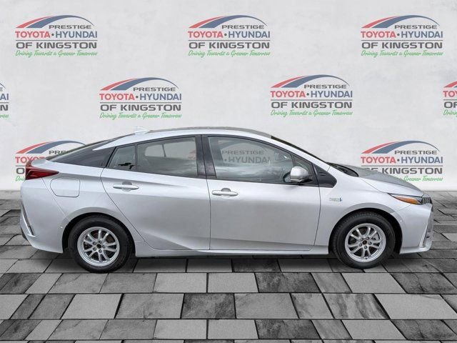 Used 2017 Toyota Prius Prime Advanced w/ Carpet Mat Package FWD image 2