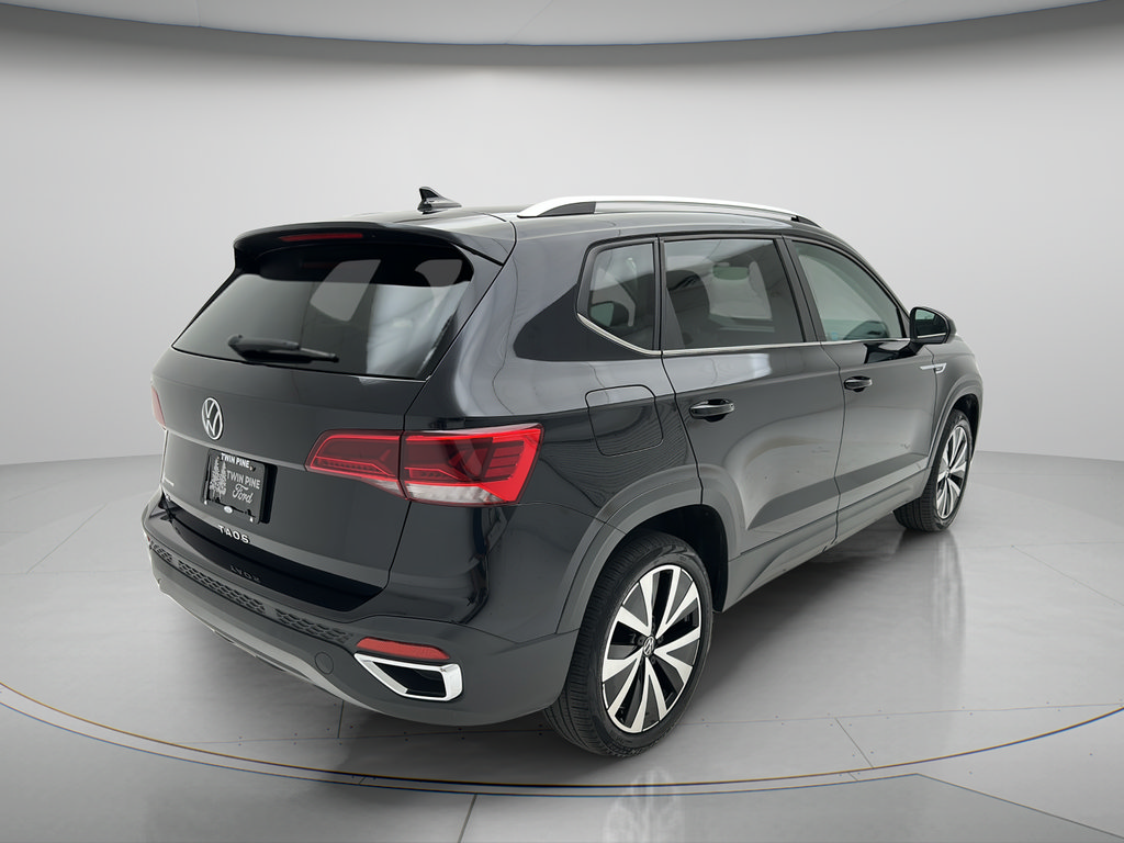Used 2023 Volkswagen Taos SE w/ Panoramic Sunroof Package FWD image 4
