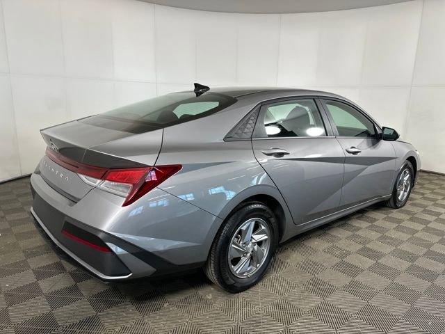 Used 2024 Hyundai Elantra SE image 3