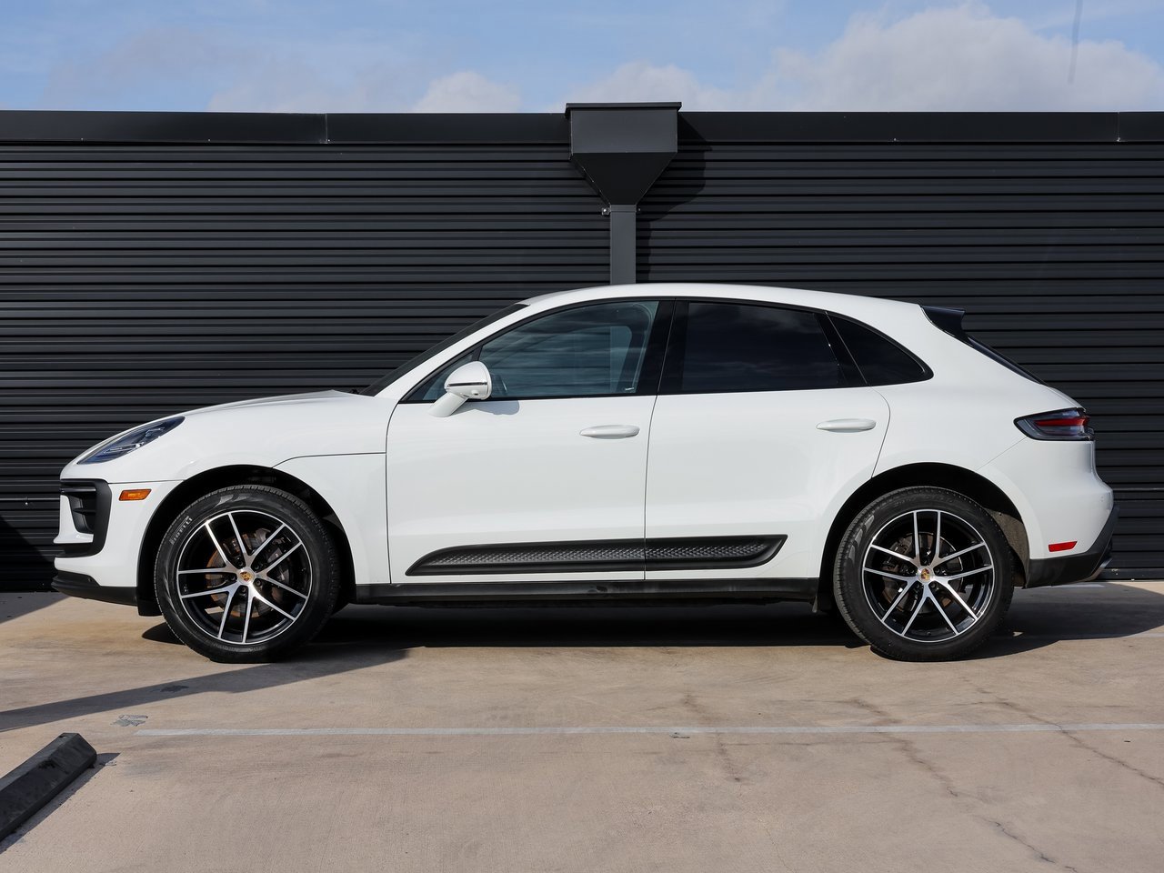 Certified 2023 Porsche Macan image 2