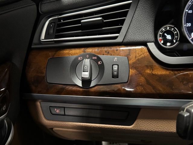Used 2014 BMW 740Li xDrive image 27