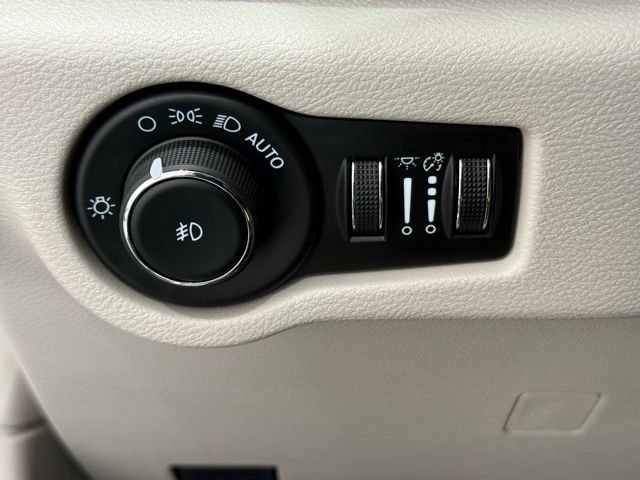 Used 2024 Chrysler Pacifica Touring-L image 34