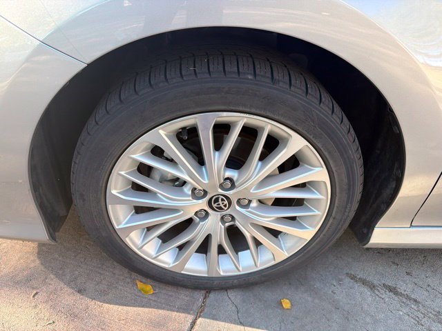 Used 2020 Toyota Camry XLE w/ Sunroof Package FWD image 12