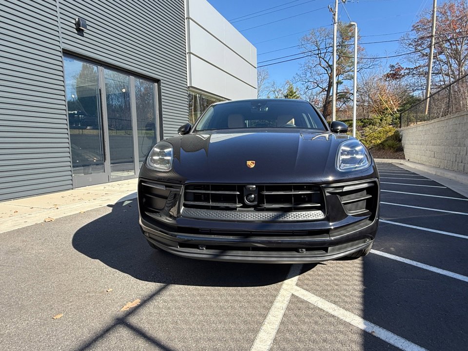Certified 2025 Porsche Macan image 8