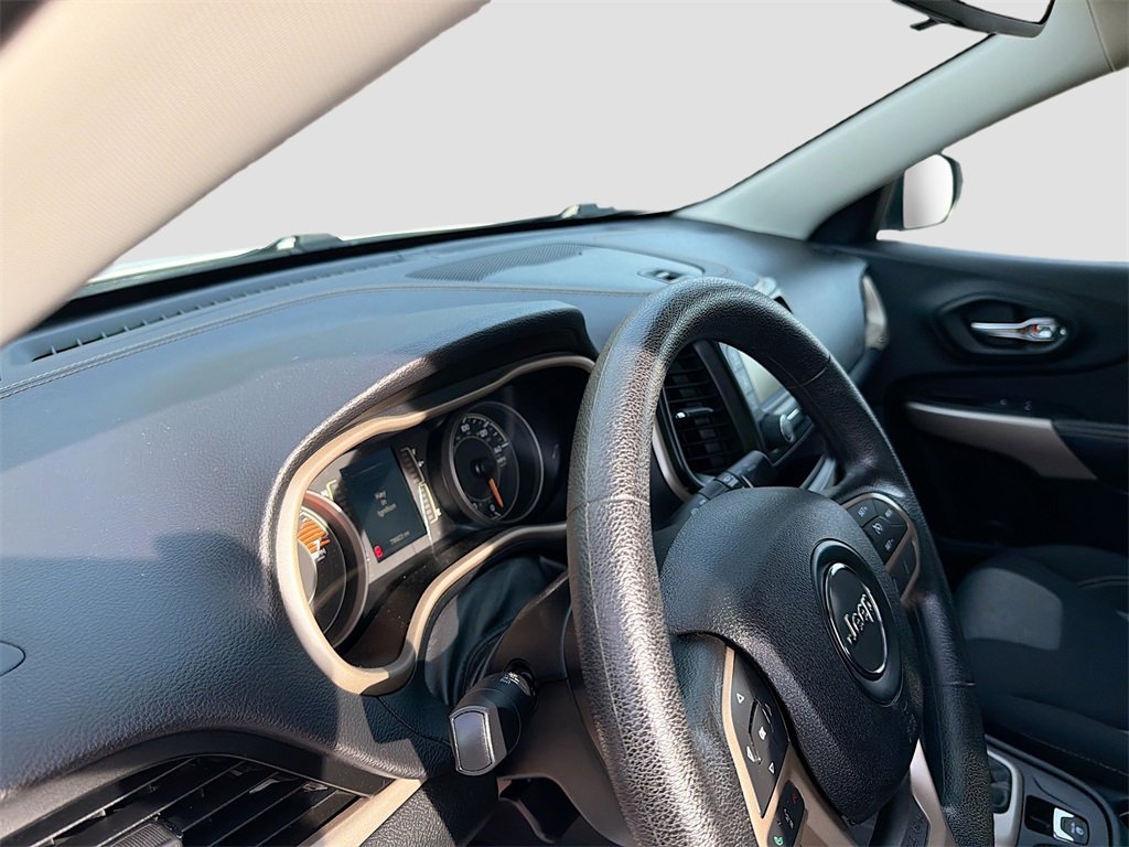 Used 2017 Jeep Cherokee Sport image 9