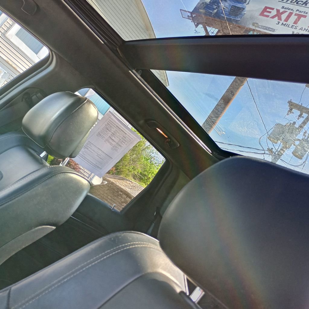 Used 2015 Jeep Grand Cherokee Overland w/ Advanced Technology Group AWD/4WD image 16