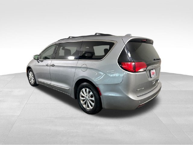 Used 2017 Chrysler Pacifica Touring-L FWD image 4