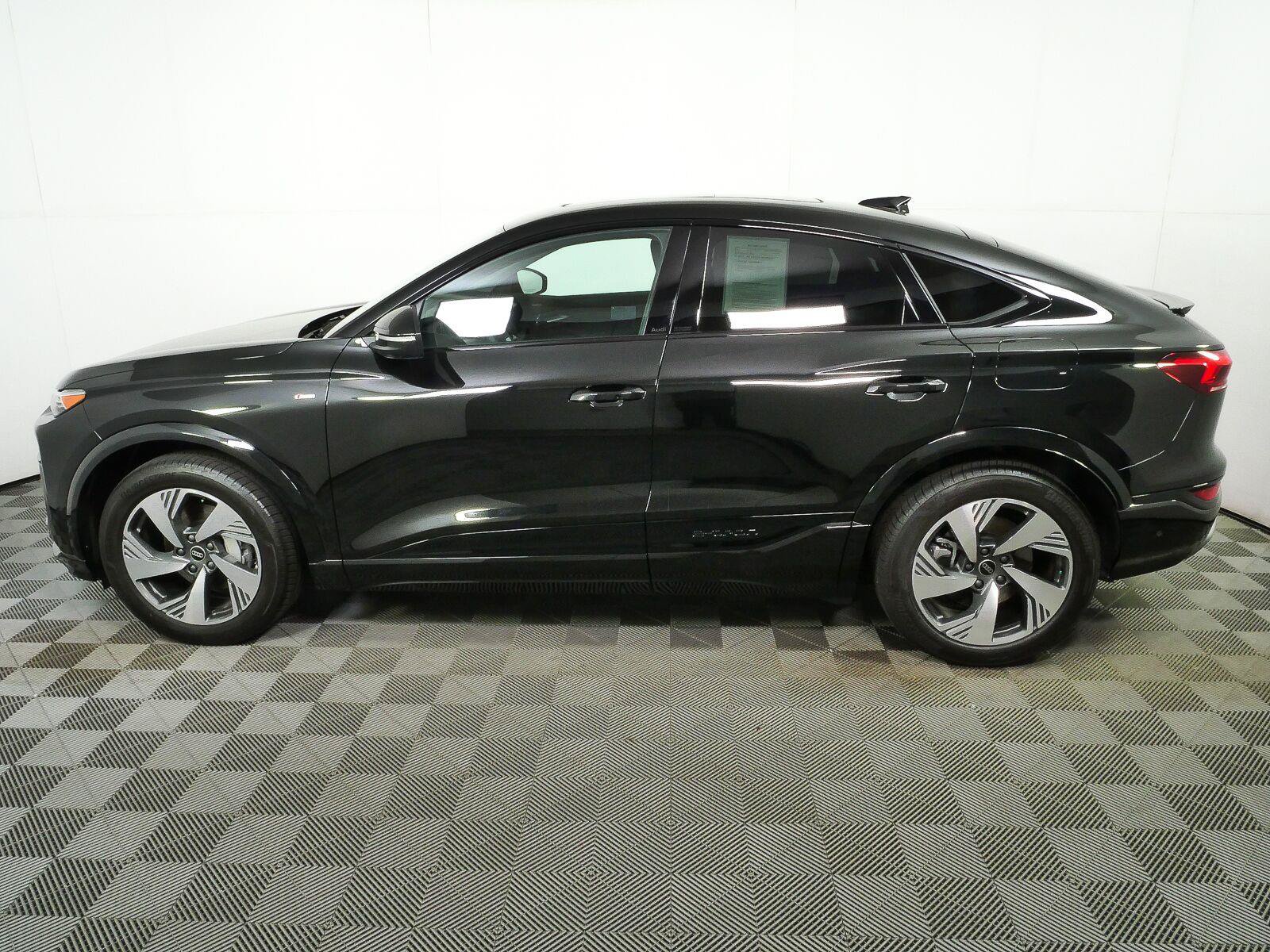 Used 2025 Audi Q6 e-tron Prestige w/ Black Warm Weather Package AWD/4WD image 24