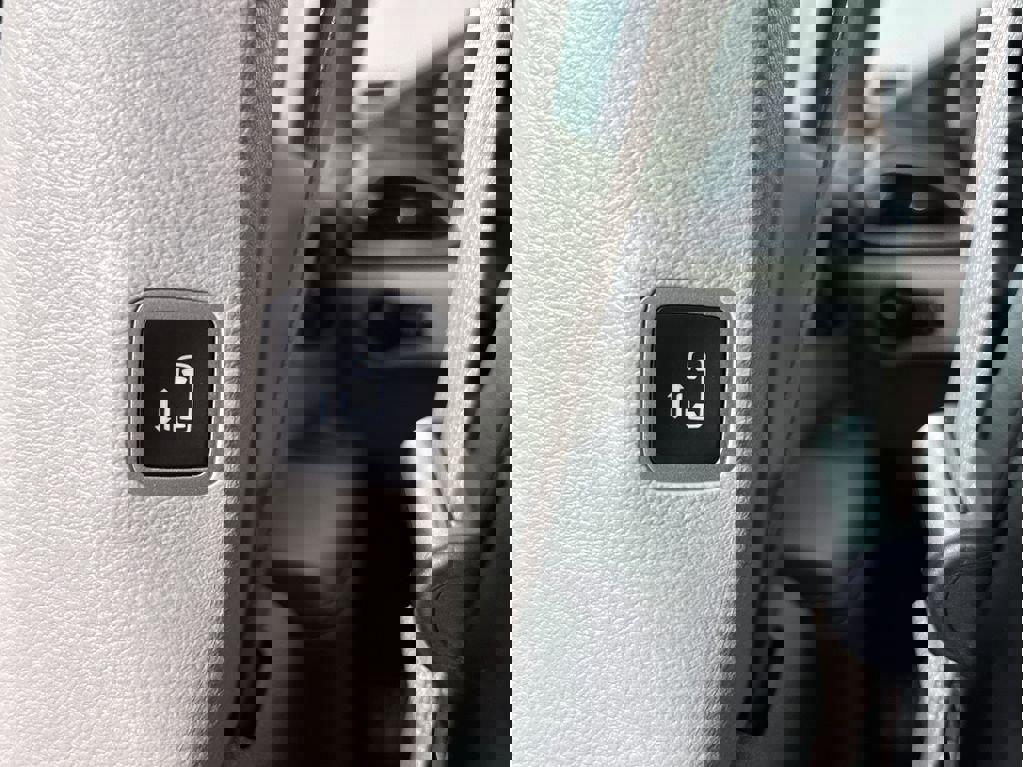 Used 2023 Chrysler Pacifica Limited image 31