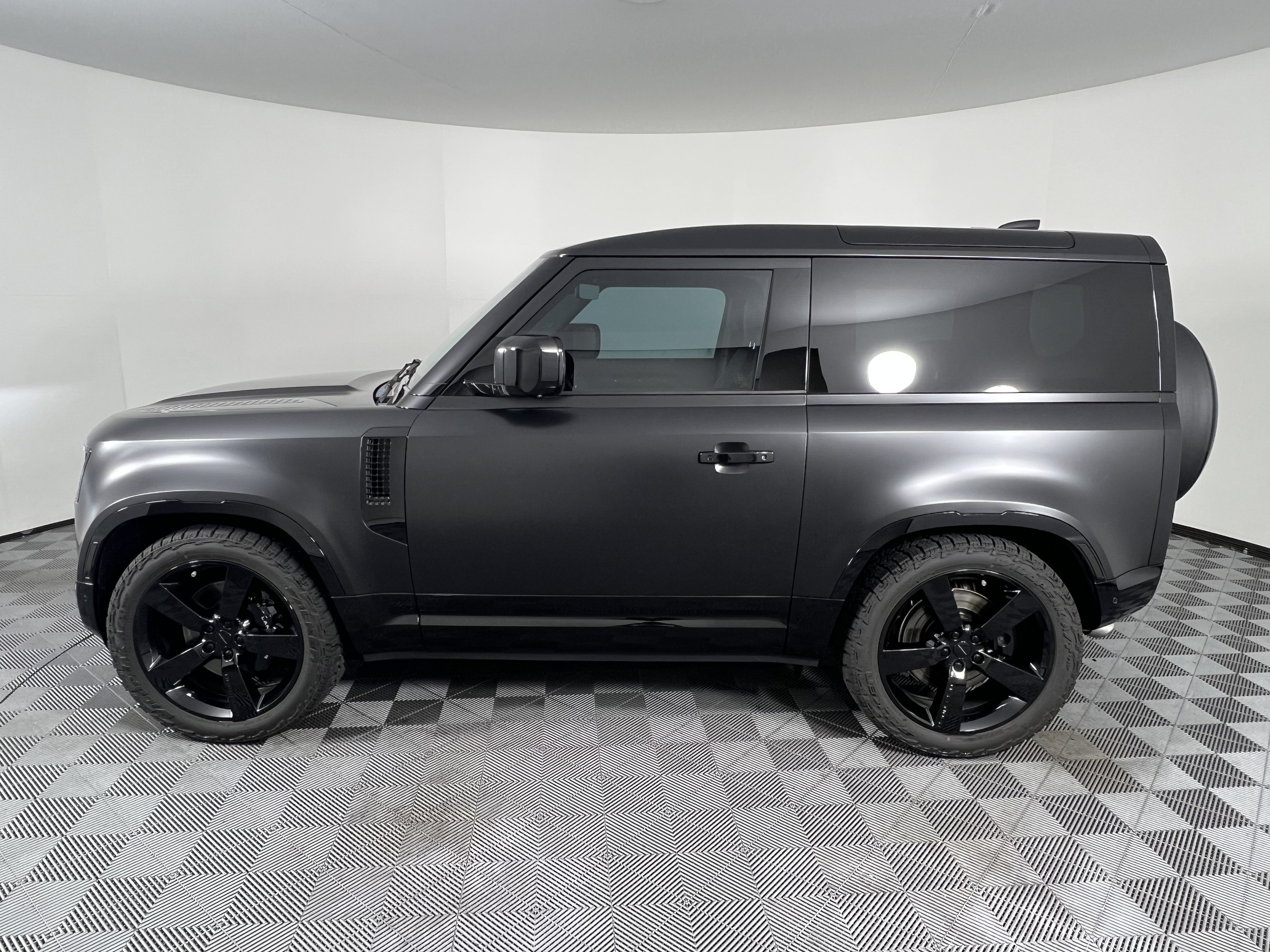 Used 2026 Land Rover Defender 90 V8 AWD/4WD image 9