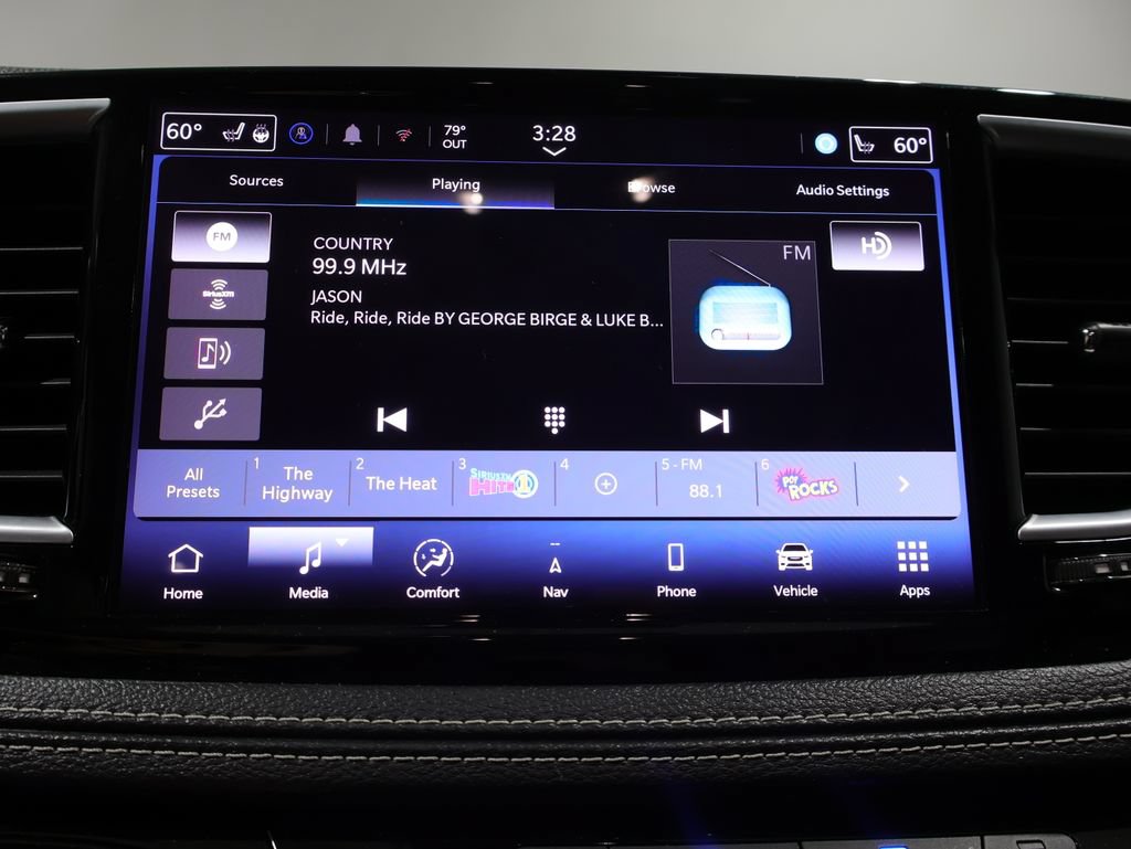 Certified 2024 Chrysler Pacifica Limited FWD image 32