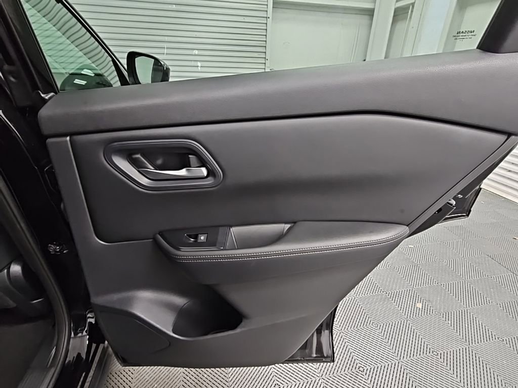 Used 2024 Nissan Rogue SV image 32