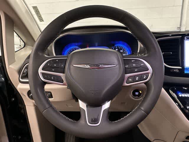 Used 2023 Chrysler Pacifica Touring-L FWD image 7
