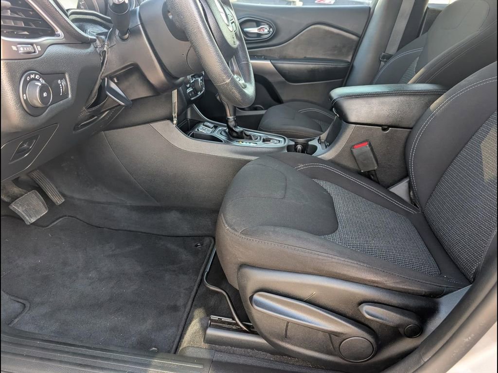 Used 2019 Jeep Cherokee Latitude w/ Popular Appearance Group FWD image 12