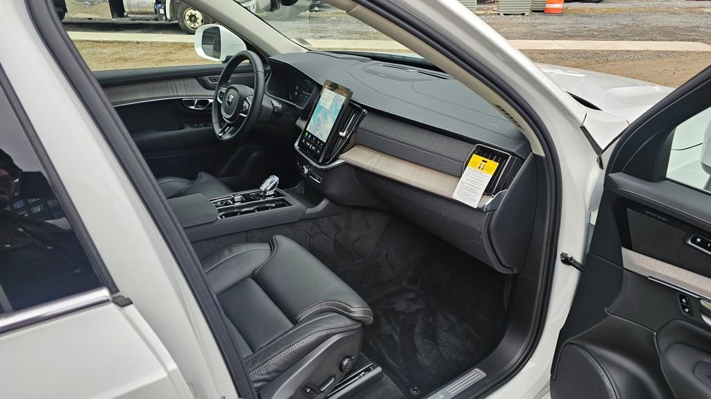 Certified 2025 Volvo XC90 T8 Ultra w/ Protection Package Premier image 11