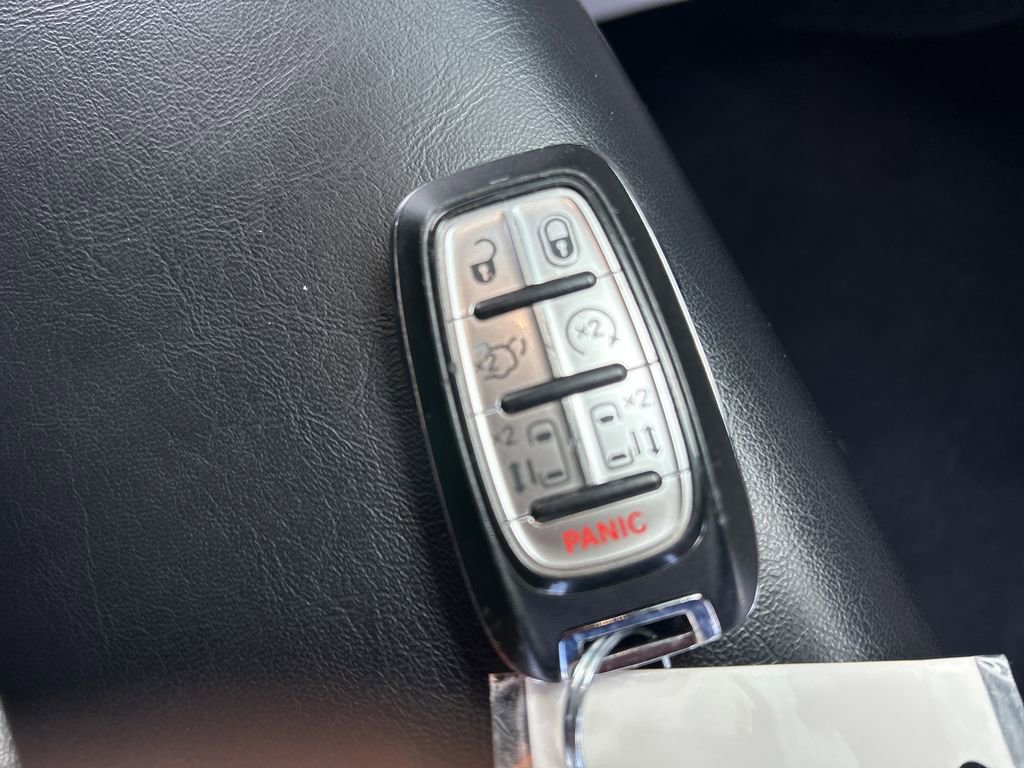 Used 2023 Chrysler Pacifica Touring-L image 36