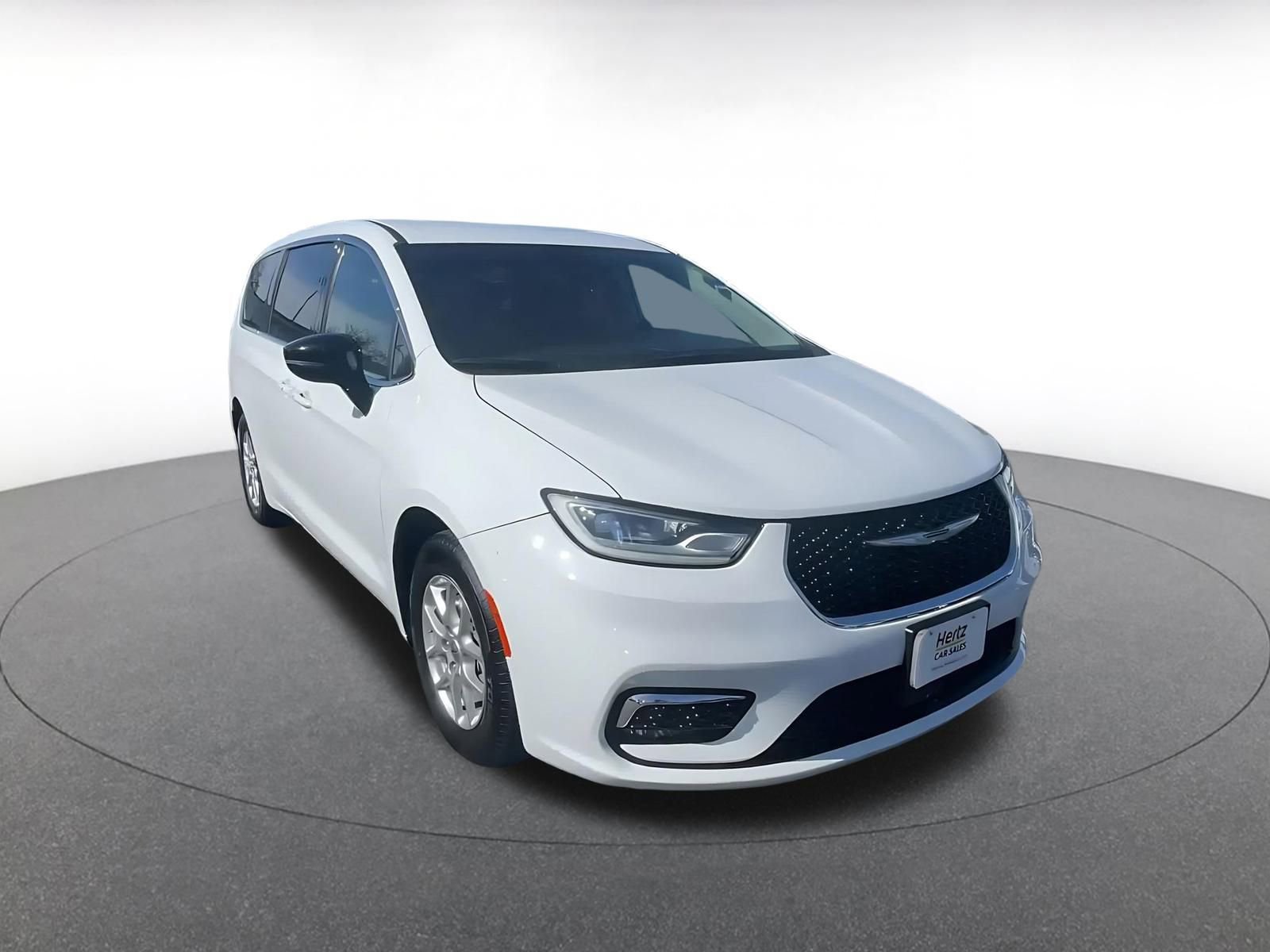 Used 2024 Chrysler Pacifica Touring-L image 3