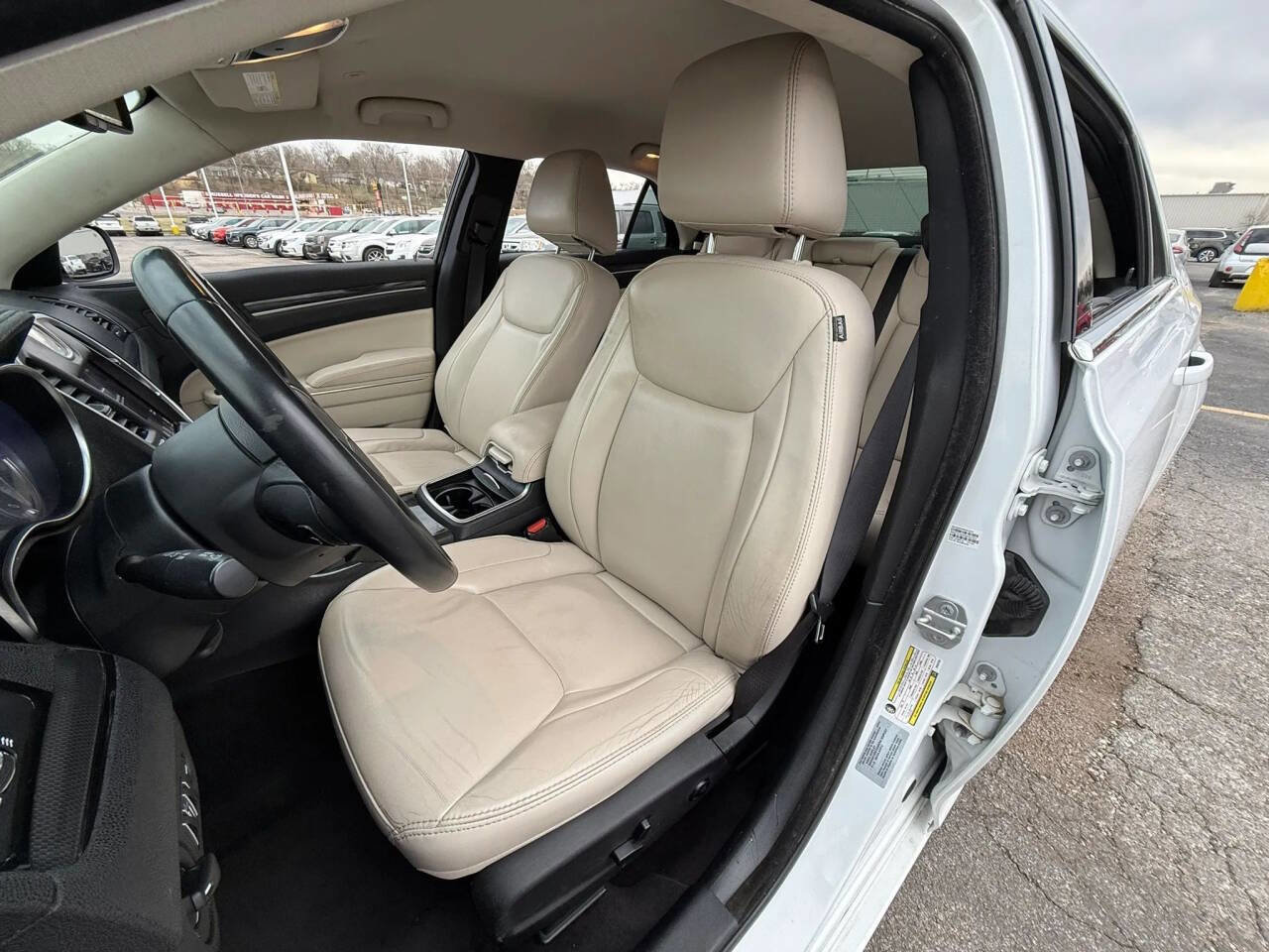 Used 2017 Chrysler 300 Limited image 8