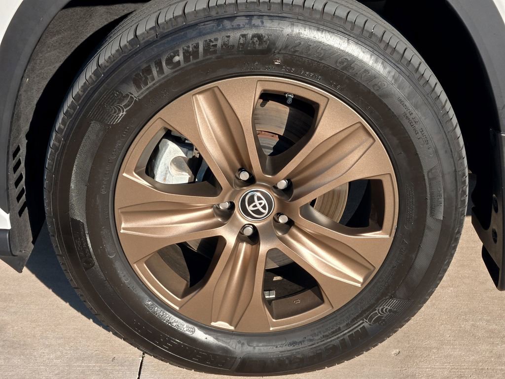 Used 2023 Toyota Highlander Bronze Edition image 9
