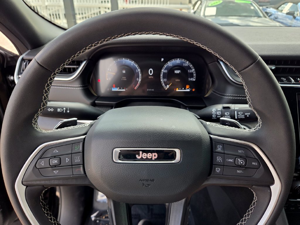 Used 2025 Jeep Grand Cherokee Laredo RWD image 28