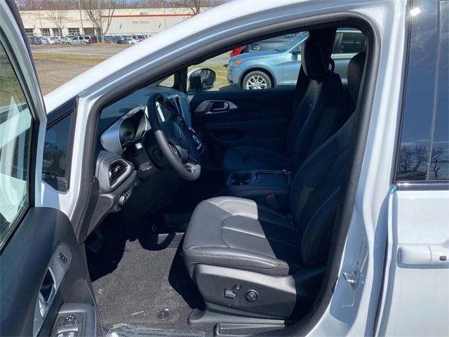 New 2023 Chrysler Pacifica Touring-L w/ S Appearance Package image 6