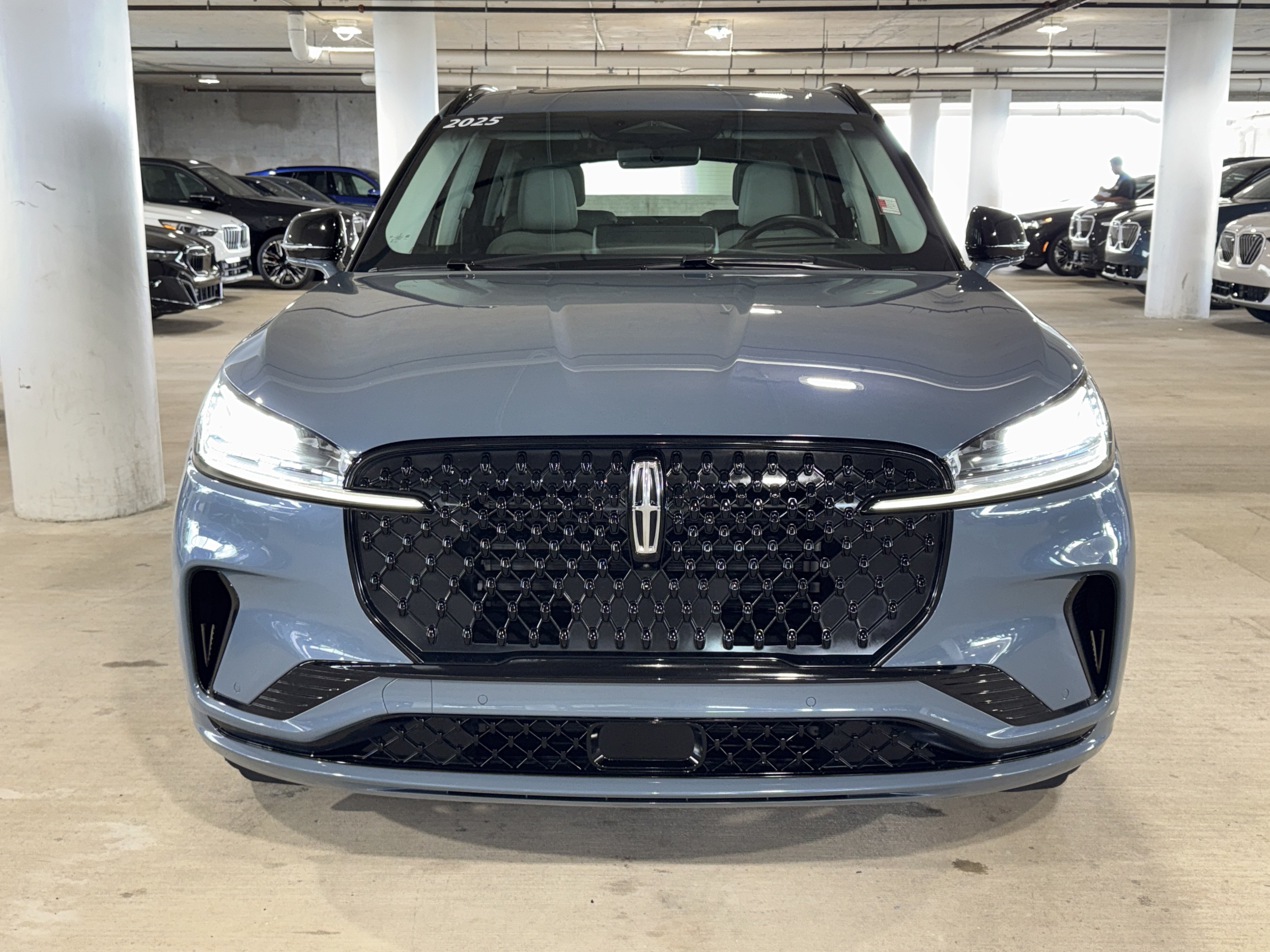 Used 2025 Lincoln Aviator Reserve w/ Jet Appearance Package RWD image 3