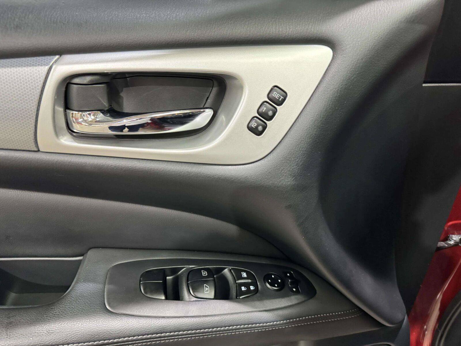 Used 2019 Nissan Pathfinder SL FWD image 19