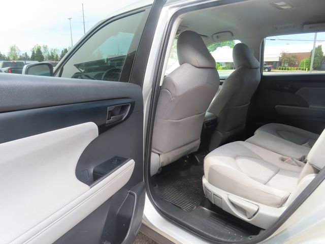 Used 2021 Toyota Highlander L FWD image 18