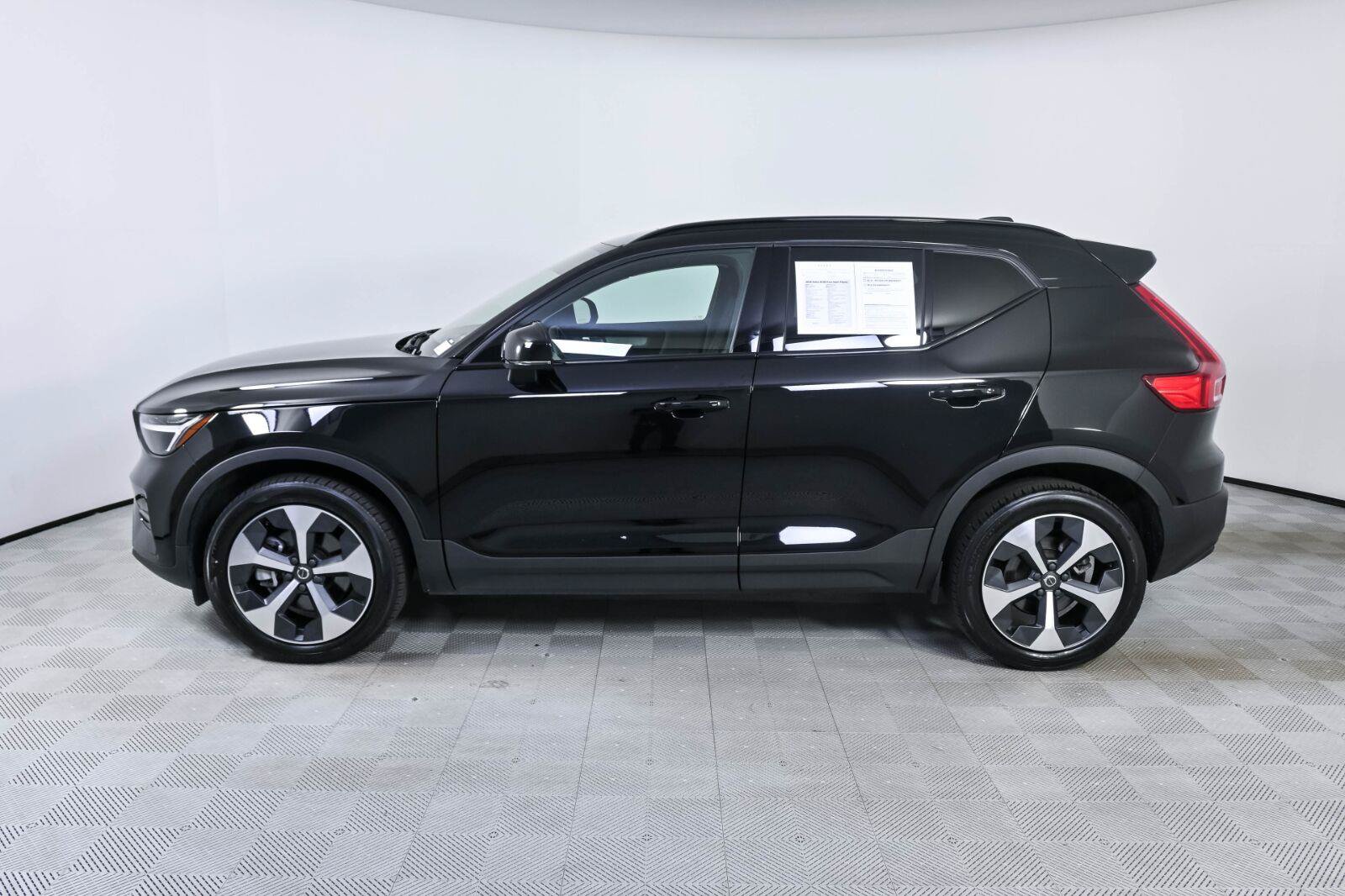 Used 2024 Volvo XC40 B5 Core w/ Protection Package Premier AWD/4WD image 2