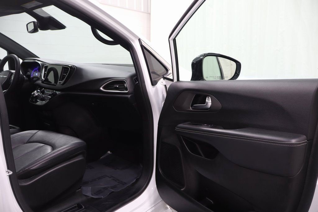 Certified 2025 Chrysler Pacifica Select FWD image 22