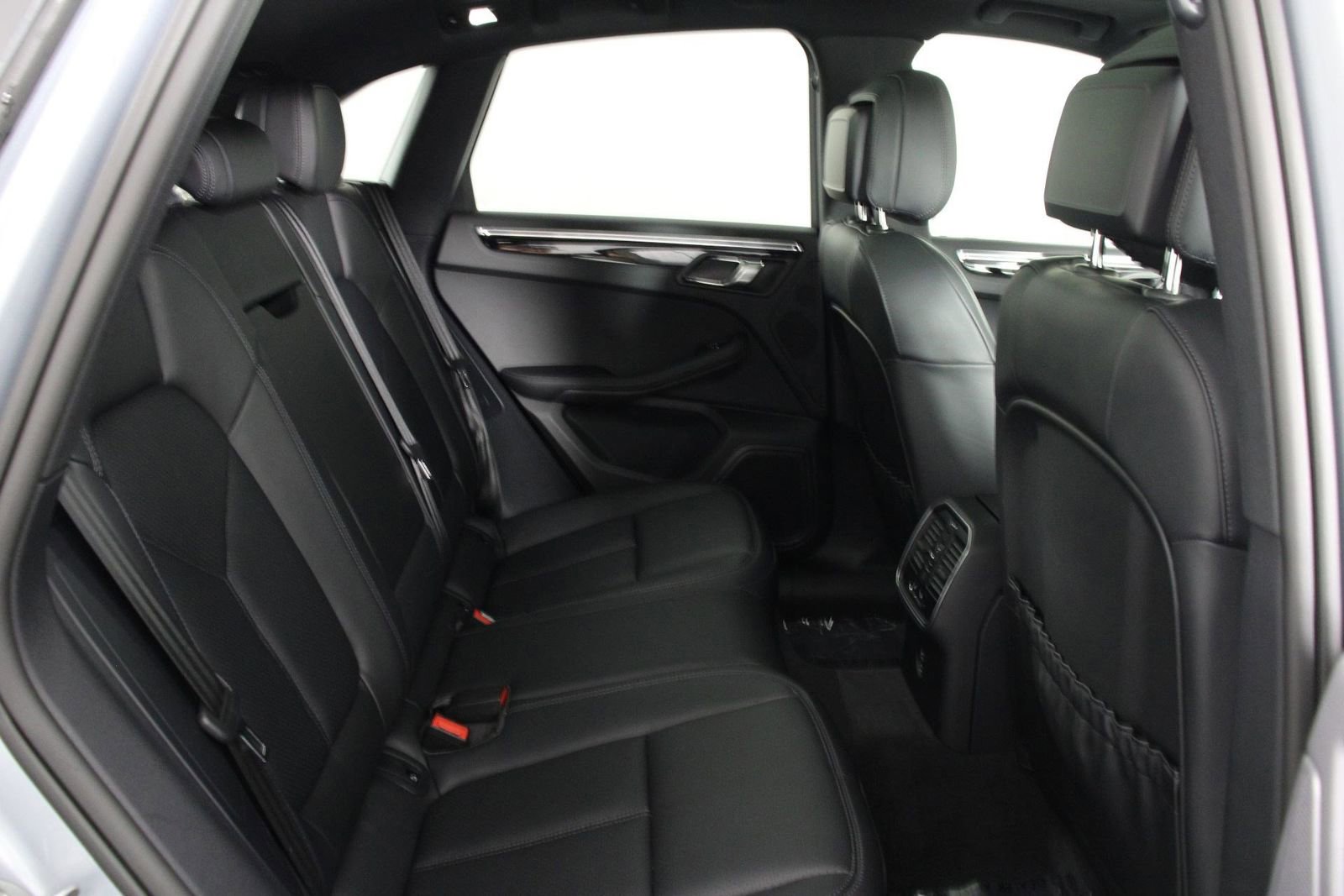 Certified 2025 Porsche Macan image 32