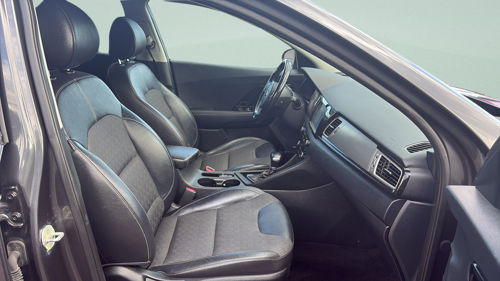 Used 2019 Kia Niro S Touring FWD image 17