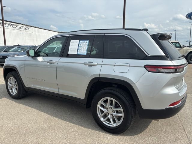 Used 2024 Jeep Grand Cherokee Laredo AWD/4WD image 5