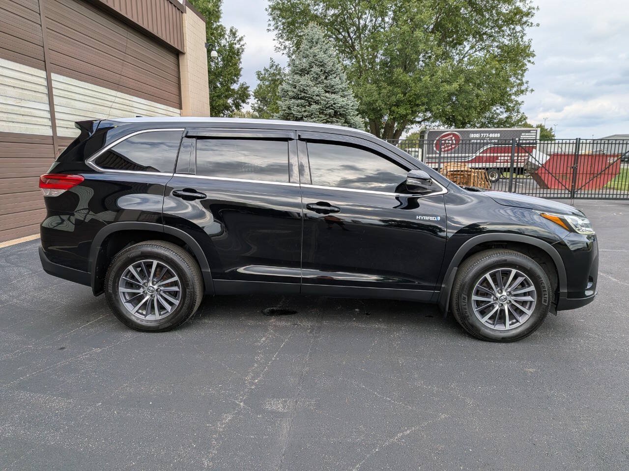 Used 2019 Toyota Highlander XLE AWD/4WD image 2