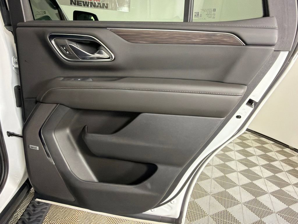 Used 2024 Chevrolet Tahoe Z71 w/ Luxury Package AWD/4WD image 17