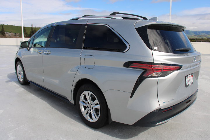 Certified 2025 Toyota Sienna Limited image 5
