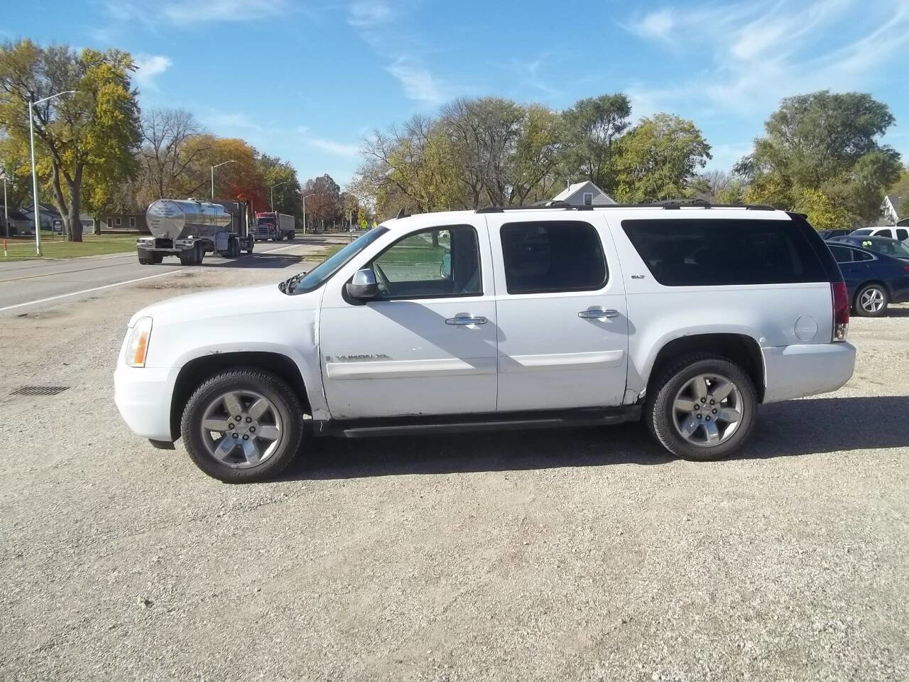Used 2009 GMC Yukon XL SLT w/ SLT Chrome Edition AWD/4WD image 1