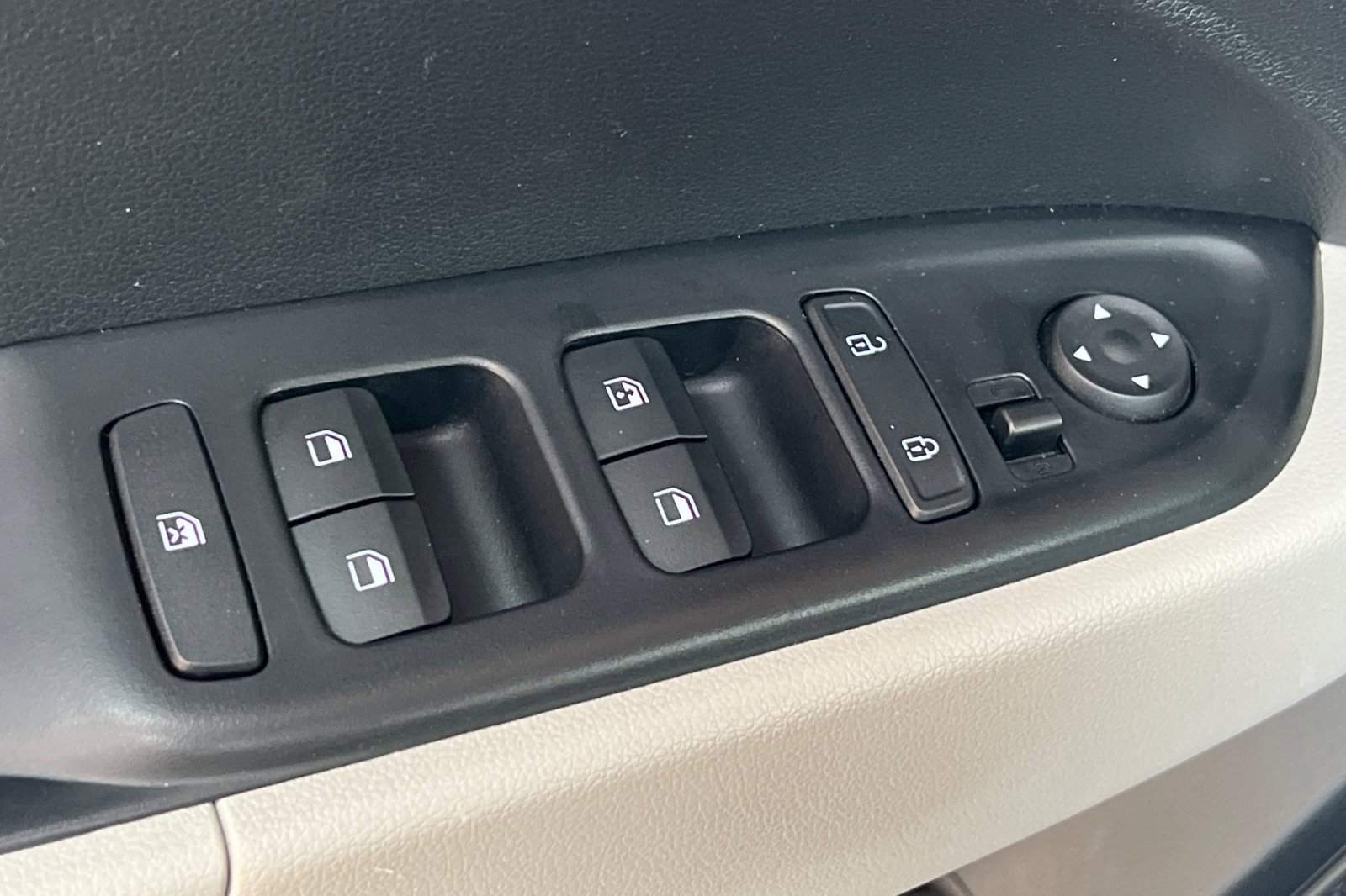 Certified 2025 Hyundai Venue SEL image 14