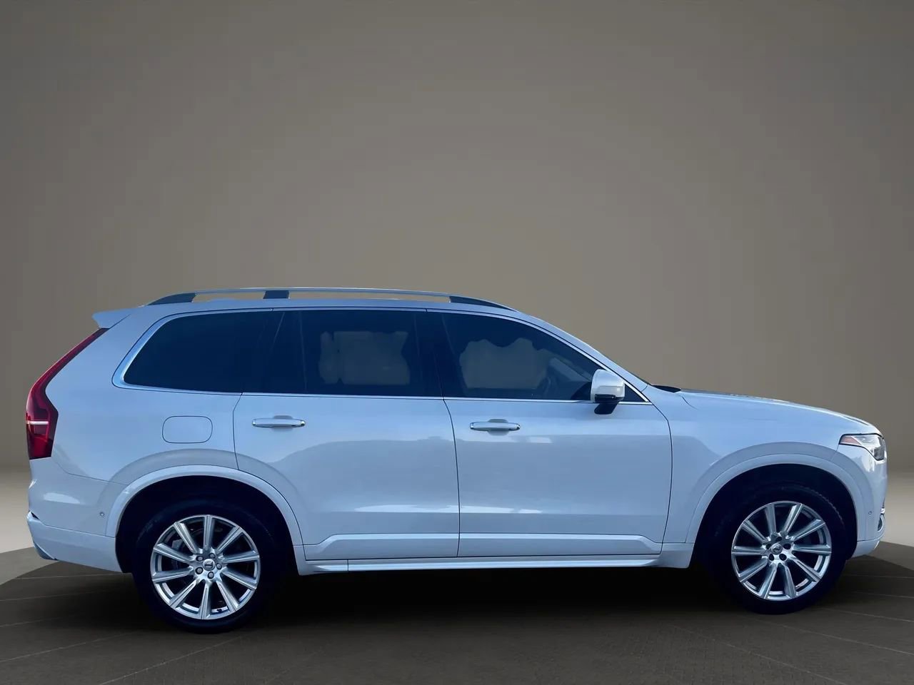 Used 2017 Volvo XC90 T5 Momentum w/ Vision Package image 17