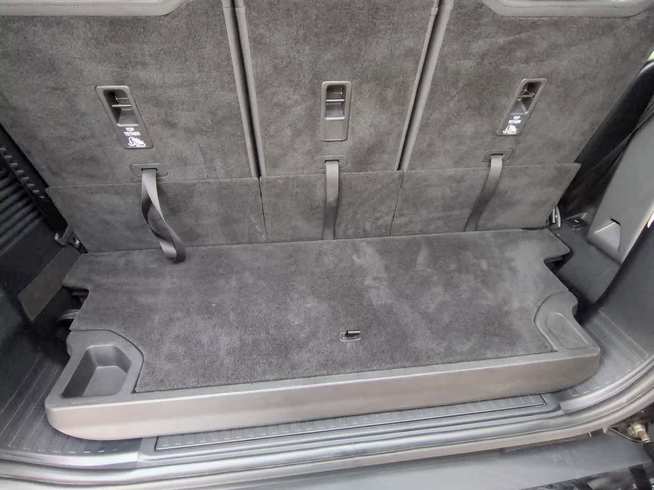 Used 2024 Land Rover Defender 130 X-Dynamic SE image 37