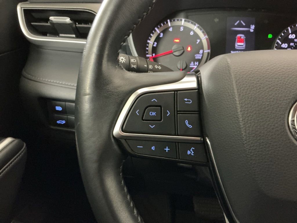 Used 2021 Toyota Highlander LE FWD image 17