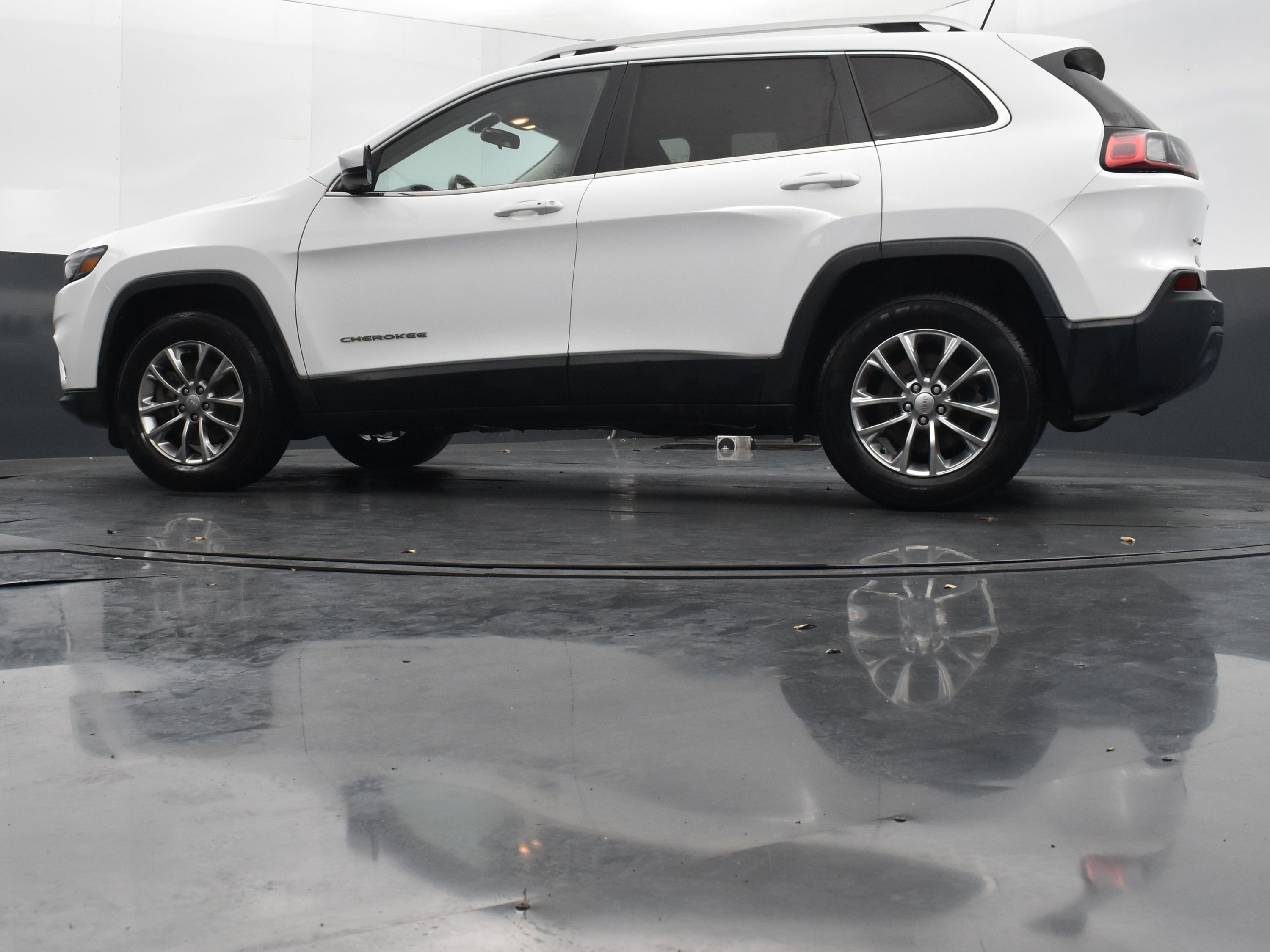 Used 2020 Jeep Cherokee Latitude Plus image 37