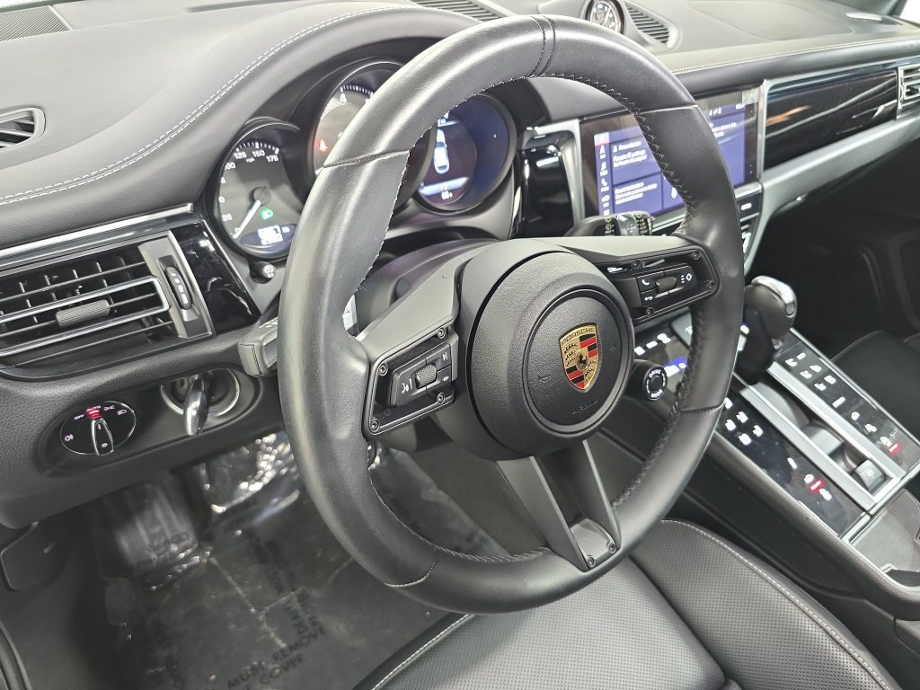 Certified 2025 Porsche Macan Turbo AWD/4WD image 4