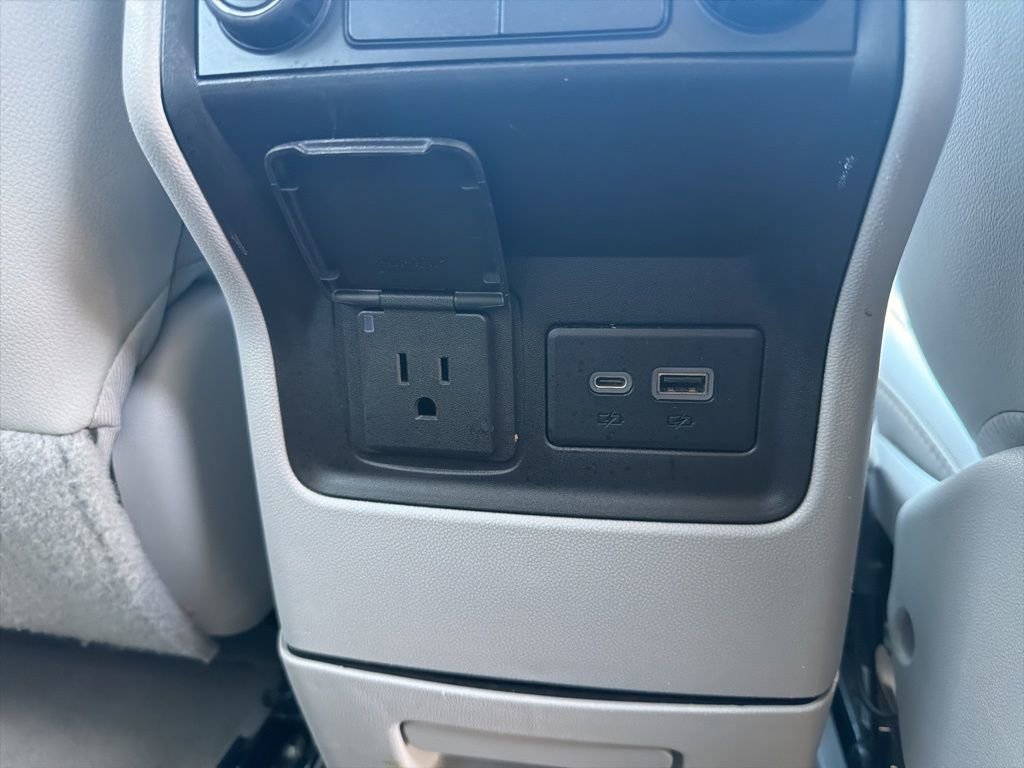 Used 2023 GMC Acadia SLT image 36