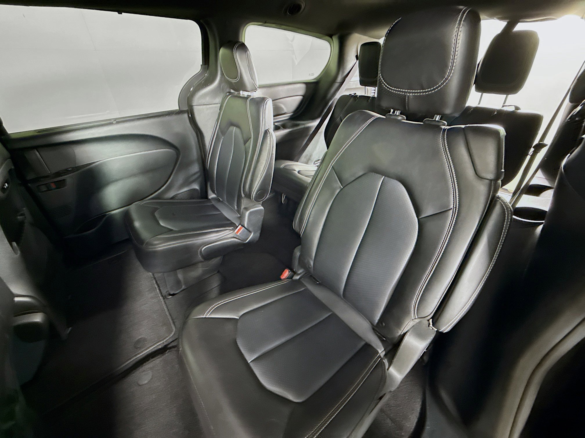 Used 2025 Chrysler Pacifica Select image 28