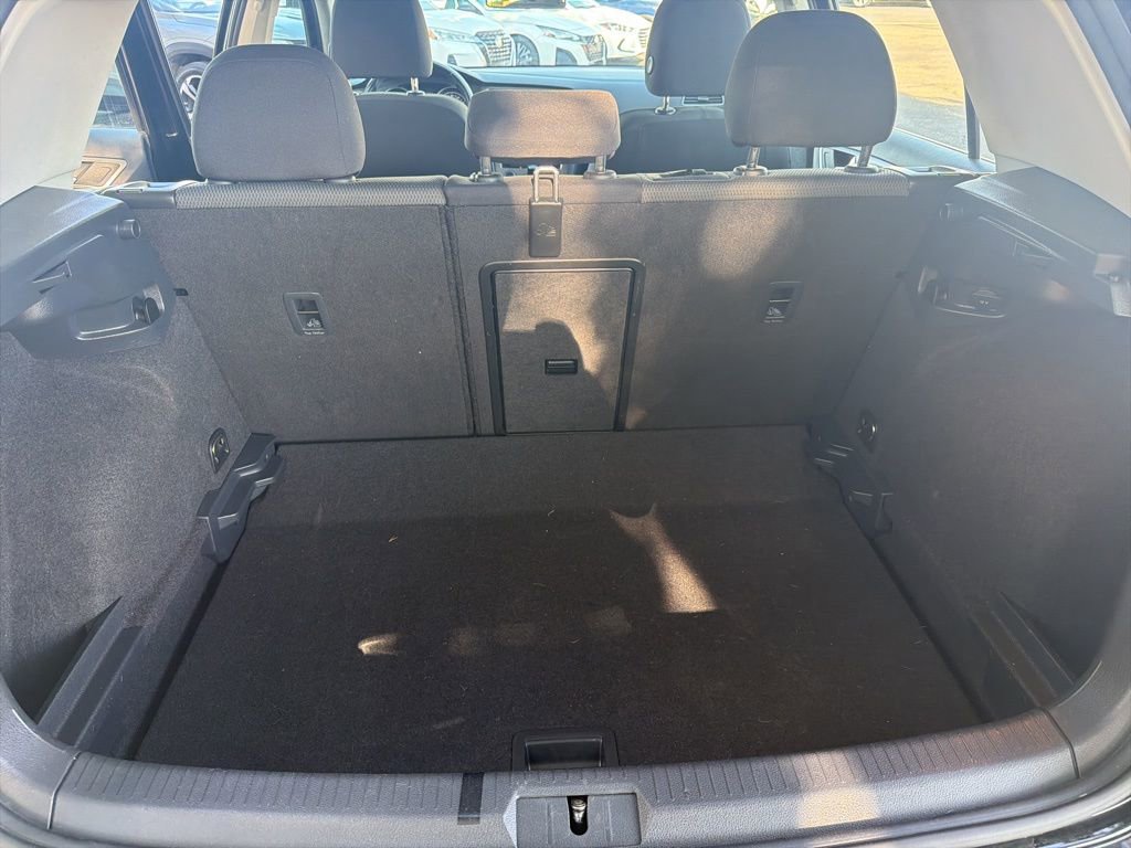 Used 2016 Volkswagen Golf S image 22