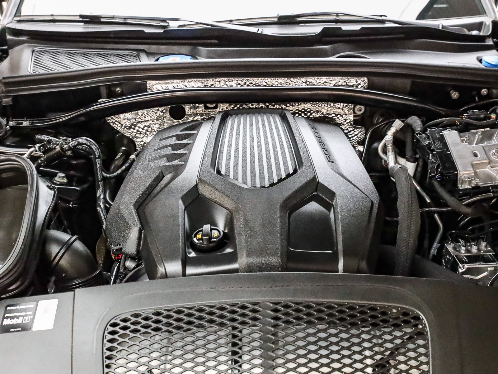Certified 2025 Porsche Macan Turbo AWD/4WD image 32